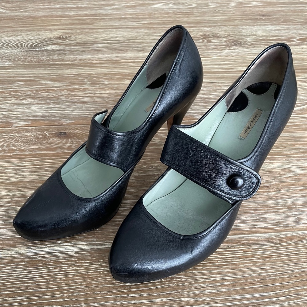 Gorgeous MAX STUDIO black leather heels!
